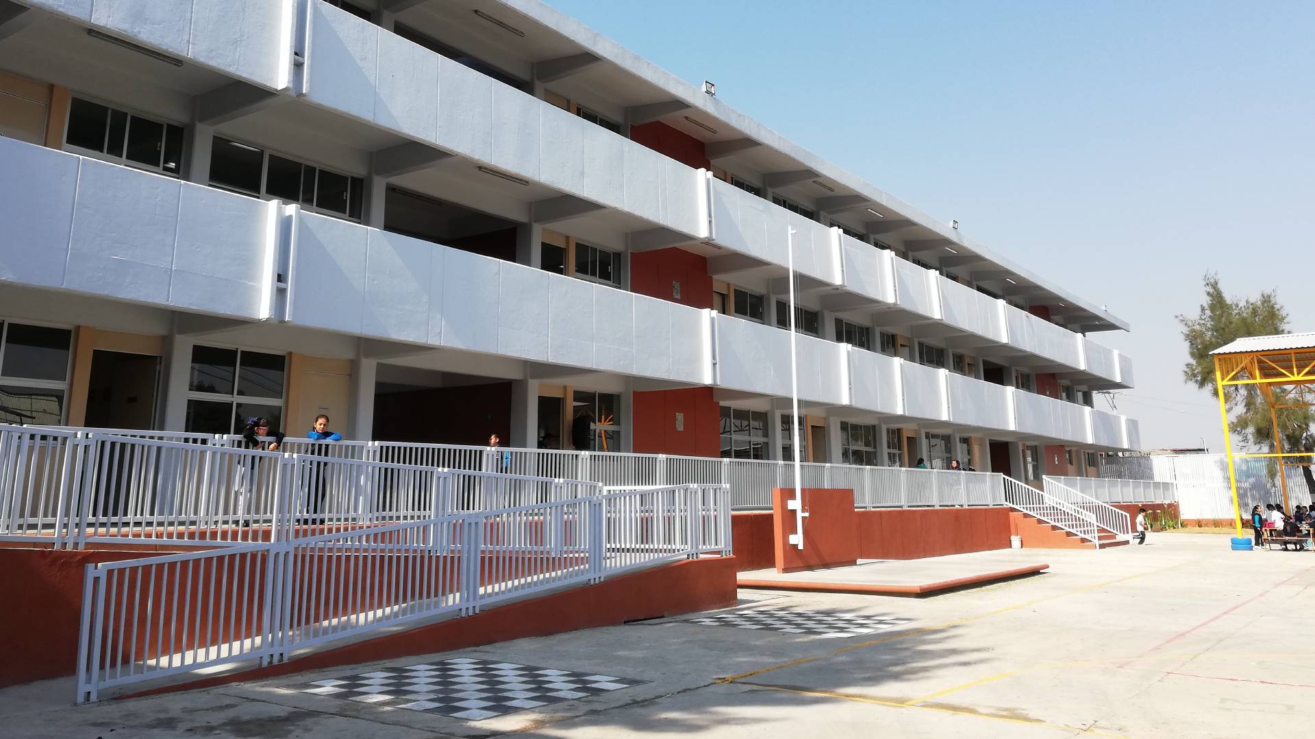 IEA ya investiga presuntas irregularidades con cuotas en escuelas