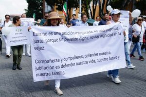Trabajadores del IMSS en Puebla protestan por mejores pensiones y retiro digno