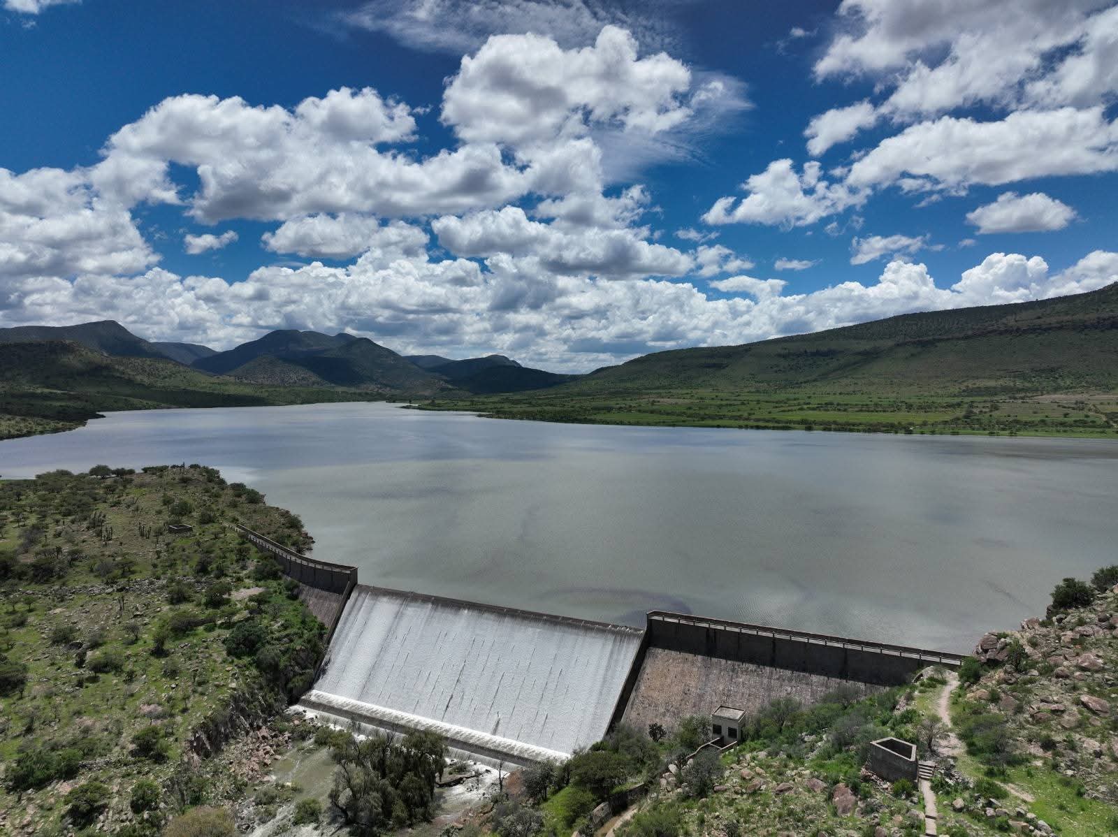 Presa Peña del Águila se desborda tras subir del 75 al 100% en horas