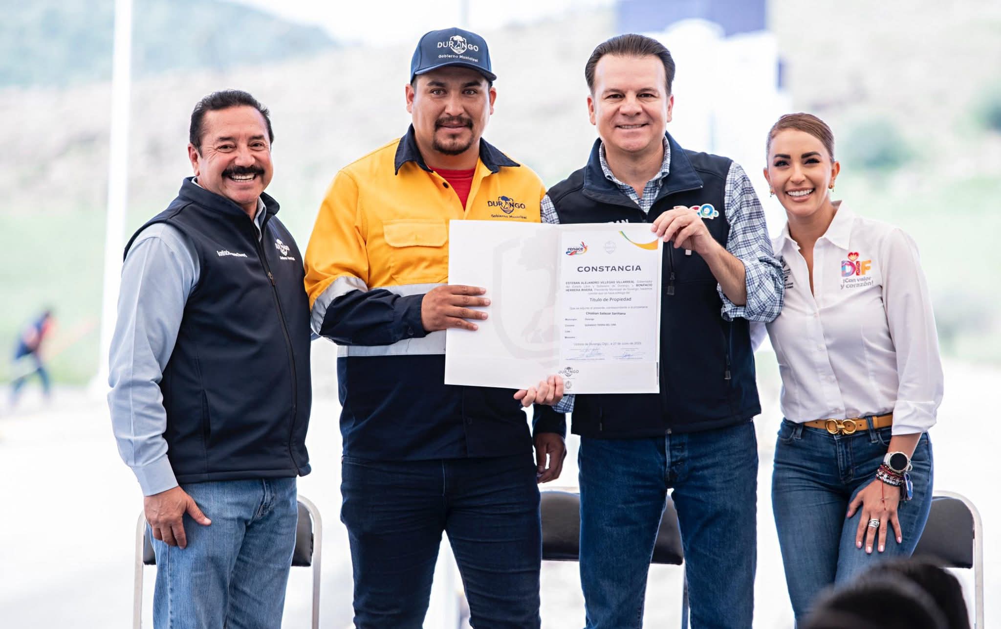 Entregan mil títulos de propiedad en la colonia Durango Tierra del Cine