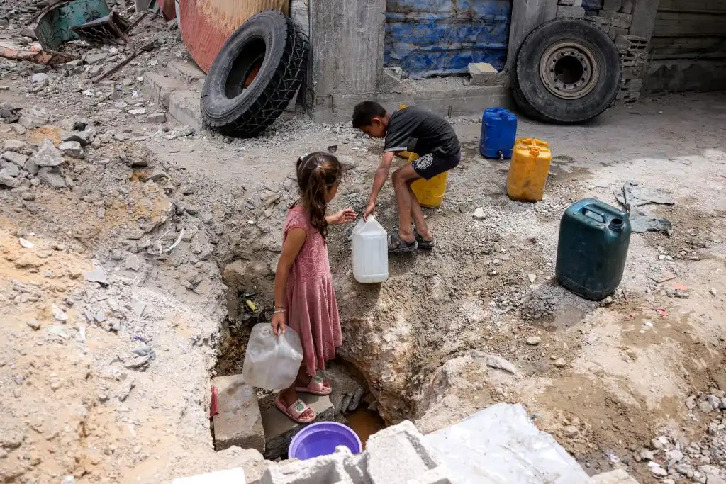 ‘Mi cuerpo se seca por dentro’: Gaza resiste la guerra sin agua