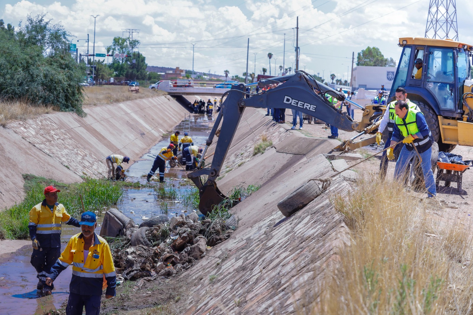 Refuerzan limpieza de canales en zona urbana de la capital