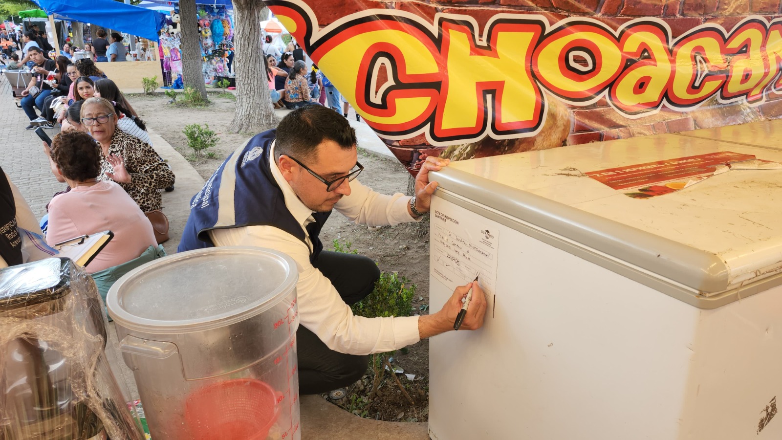 Sancionan a comerciantes por mala higiene en venta de alimentos durante la feria