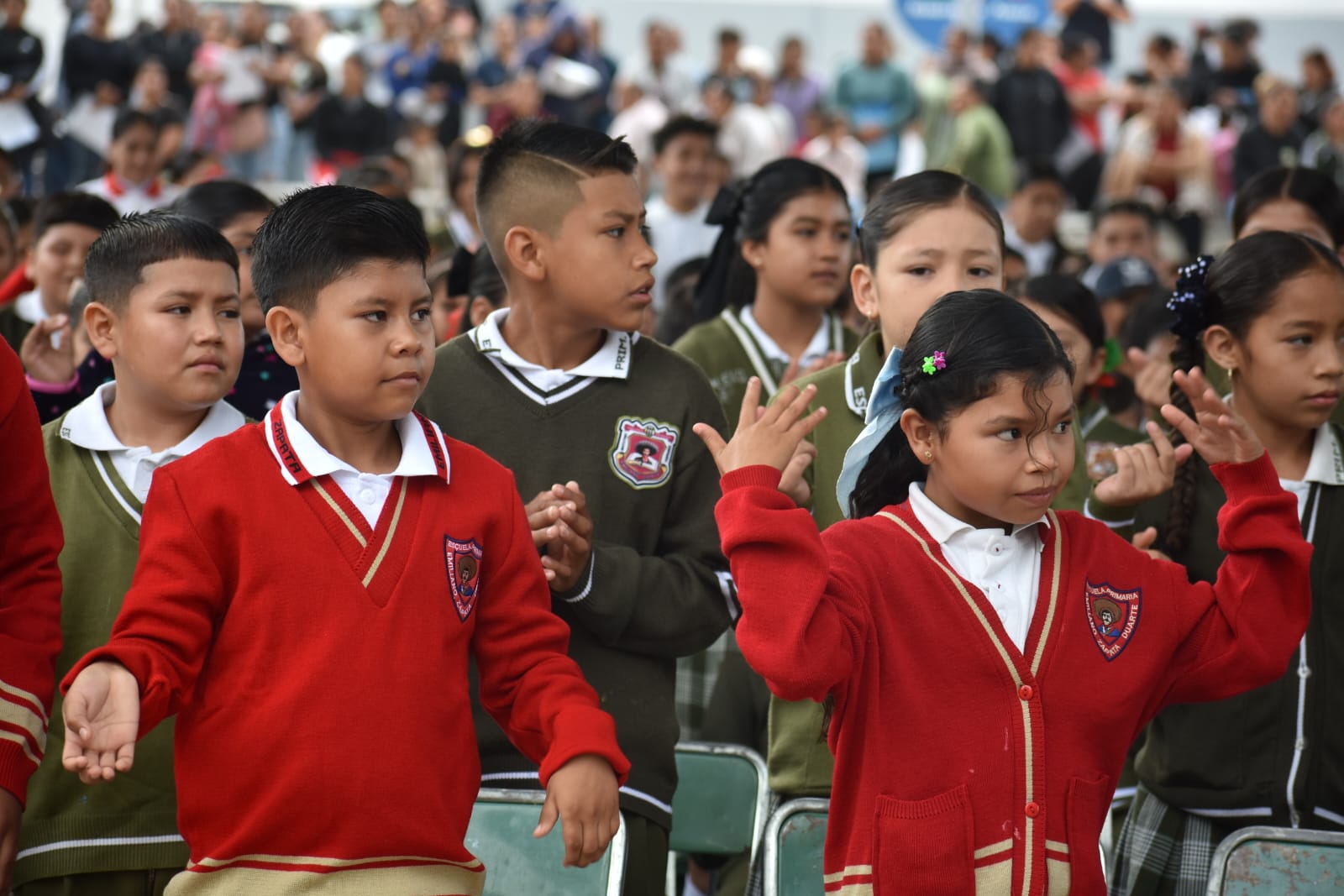 Entregan útiles y mochilas para el regreso a clases en León