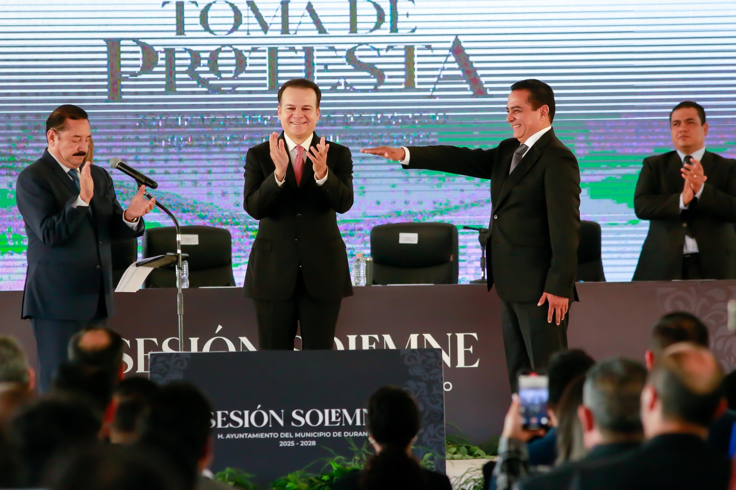 Toma protesta Toño Ochoa, primer alcalde reelecto en Durango