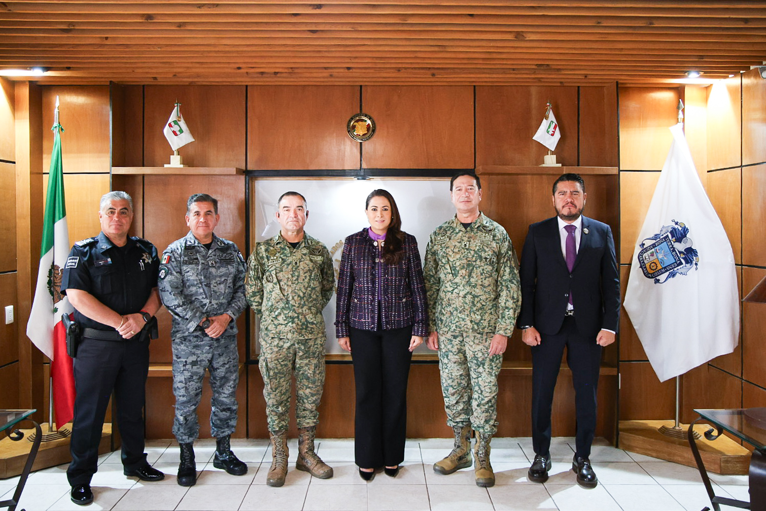 Tere Jiménez se reúne con mandos militares: prometen colaboración