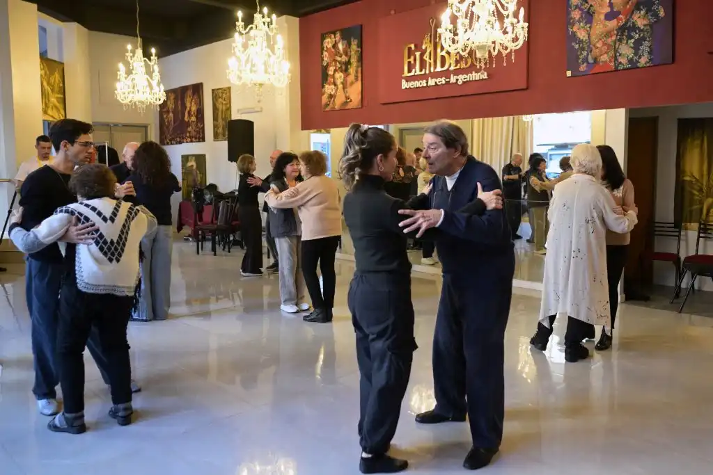 Tango contra el Parkinson: un hospital convierte el baile en terapia para pacientes