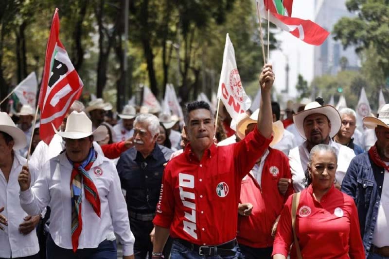 Priistas exigen renuncia de Néstor Camarillo como senador