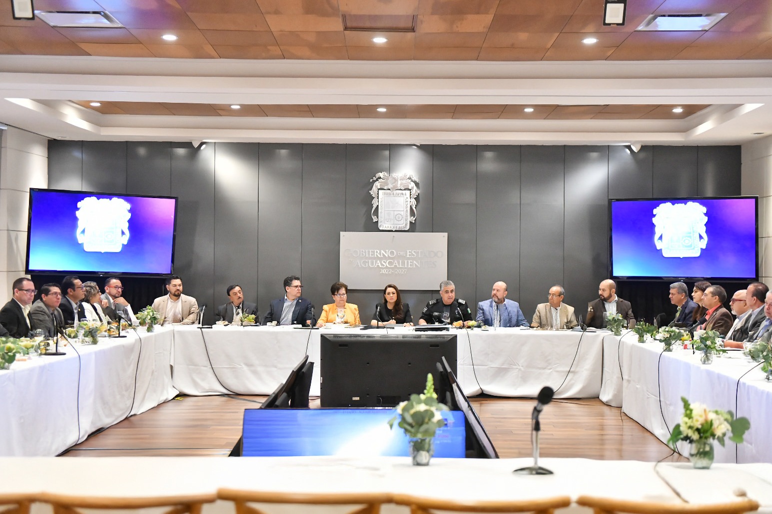 Gobernadora se reúne con empresarios para revisar seguridad en zonas comerciales