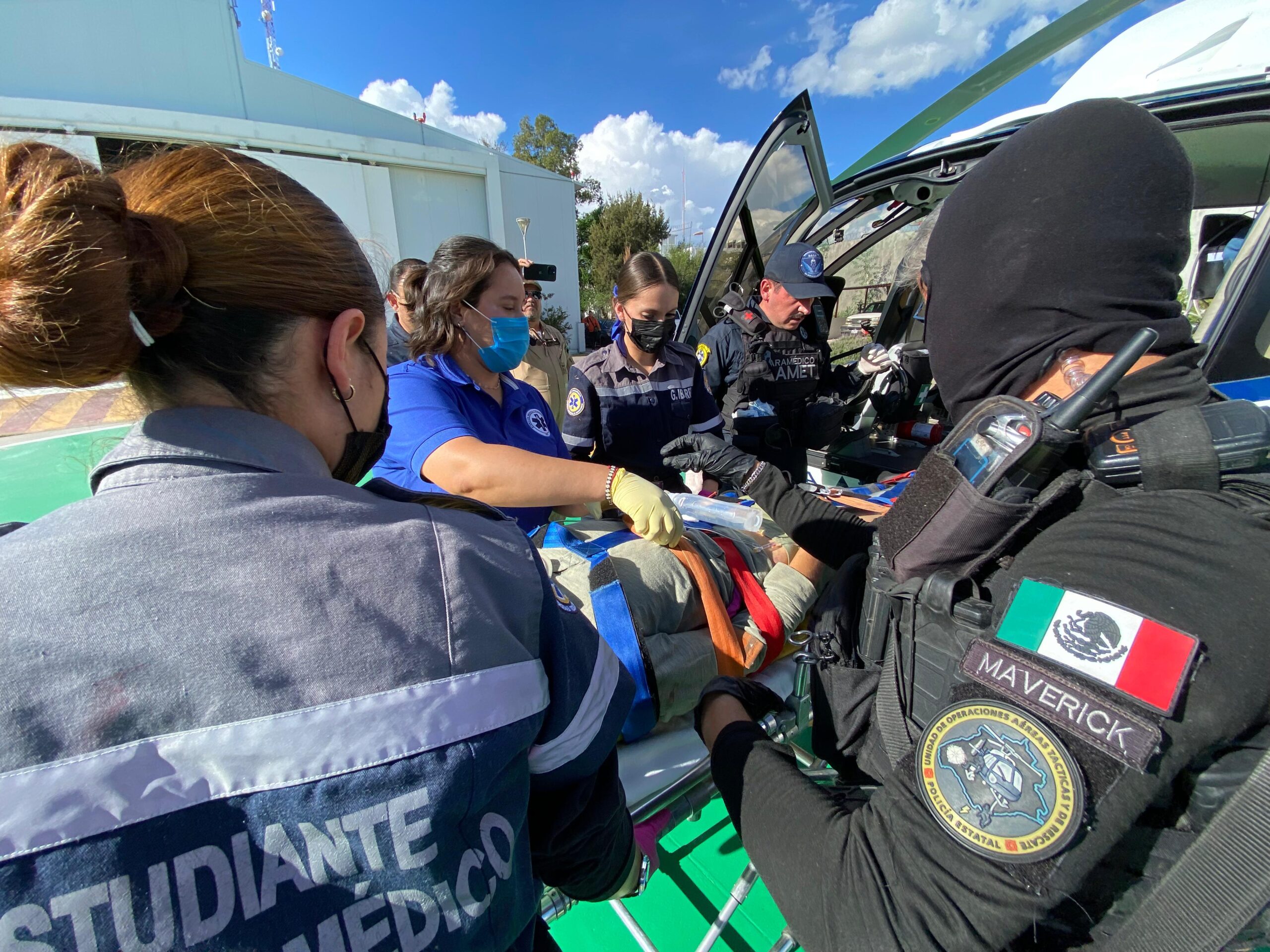 Trasladan en helicóptero a joven grave tras choque en la carretera 70