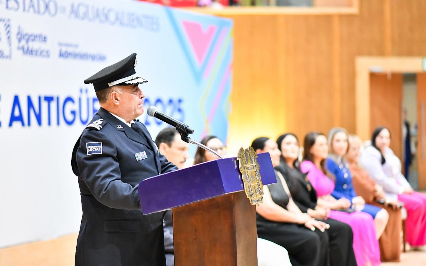 Reconocen al secretario de seguridad y otros funcionarios por años de servicio