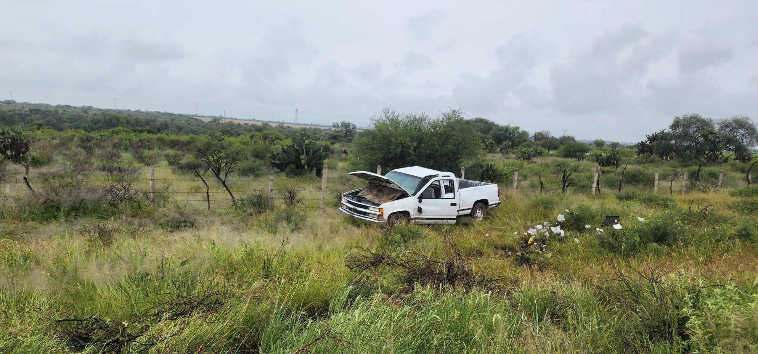 Mujer resulta lesionada tras volcadura en El Llano