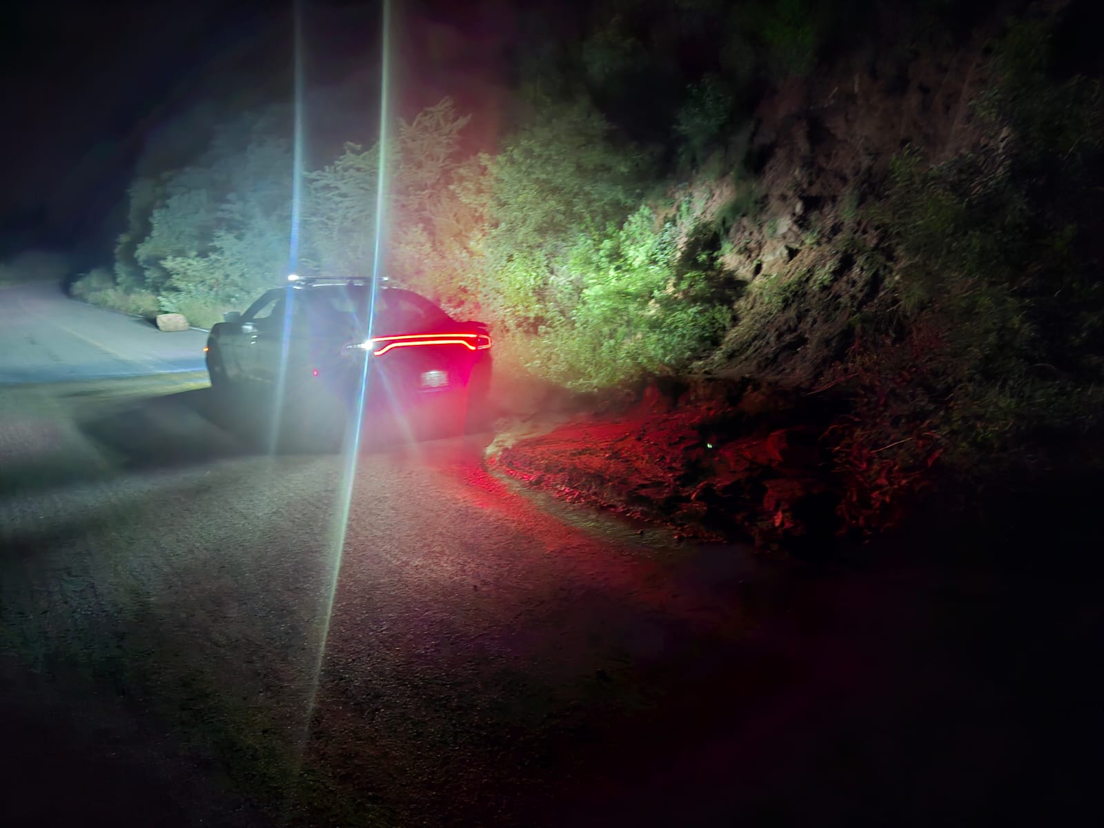 Atiende Policía Estatal derrumbe en la carretera Tapias Viejas–El Ocote