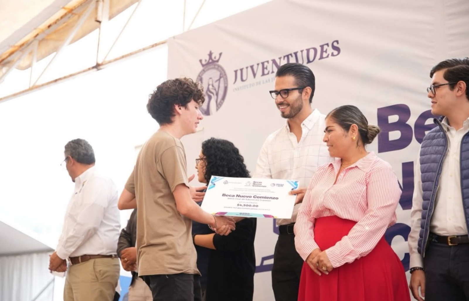 Entregan más de 700 becas en Apaseo el Alto