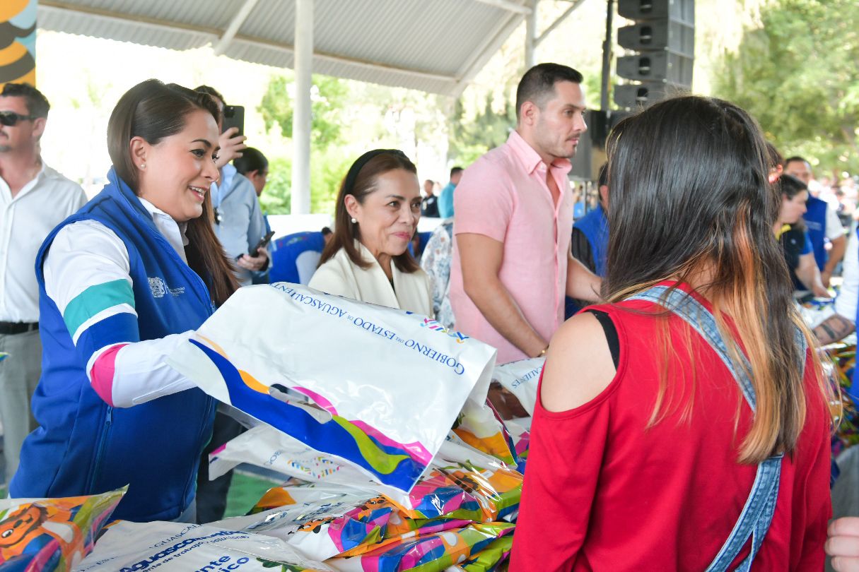 Regreso a clases: entregan útiles escolares en Calvillo