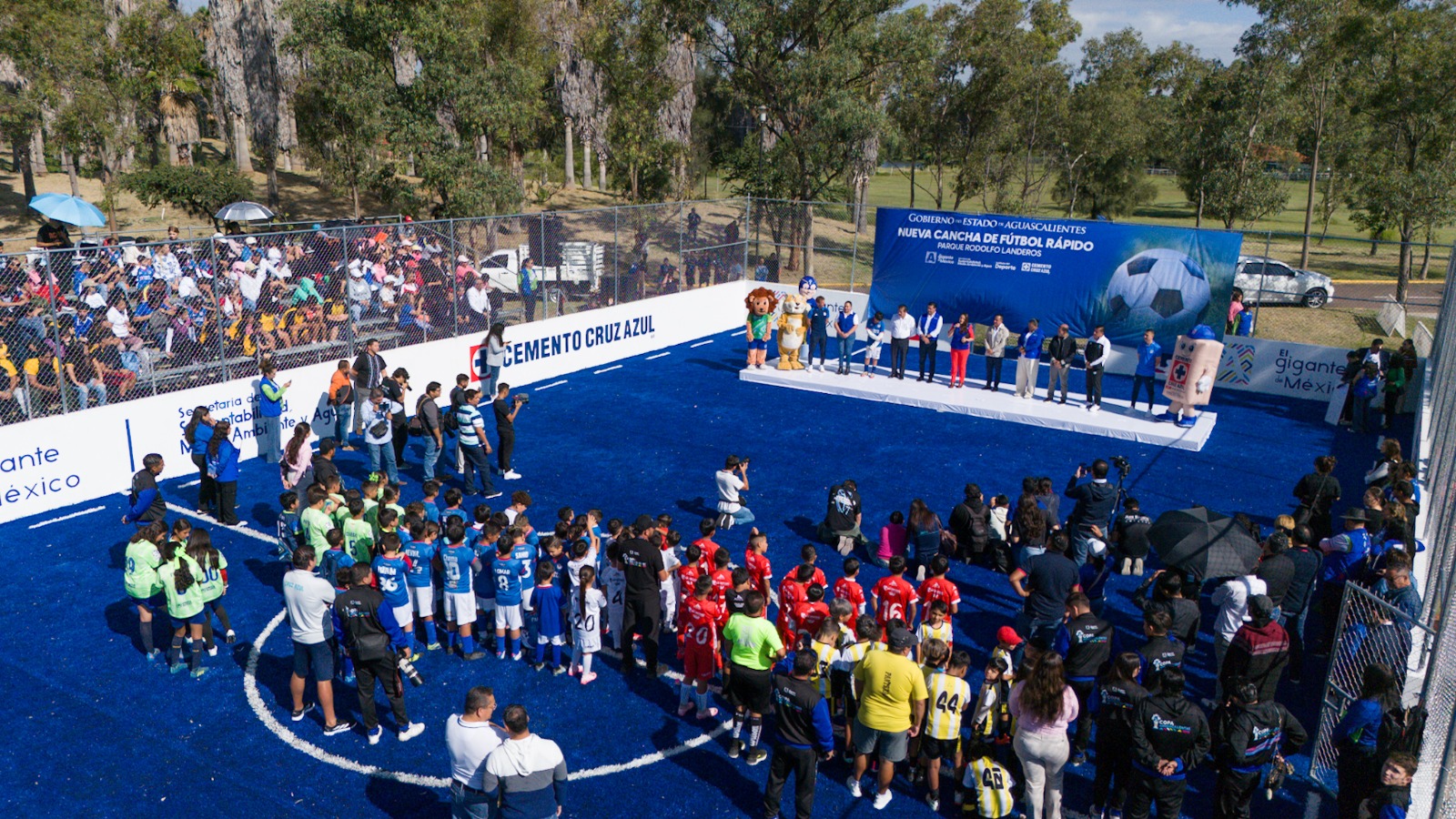 Cementos Cruz Azul y gobierno del estado inauguran cancha de fútbol 7 en Aguascalientes