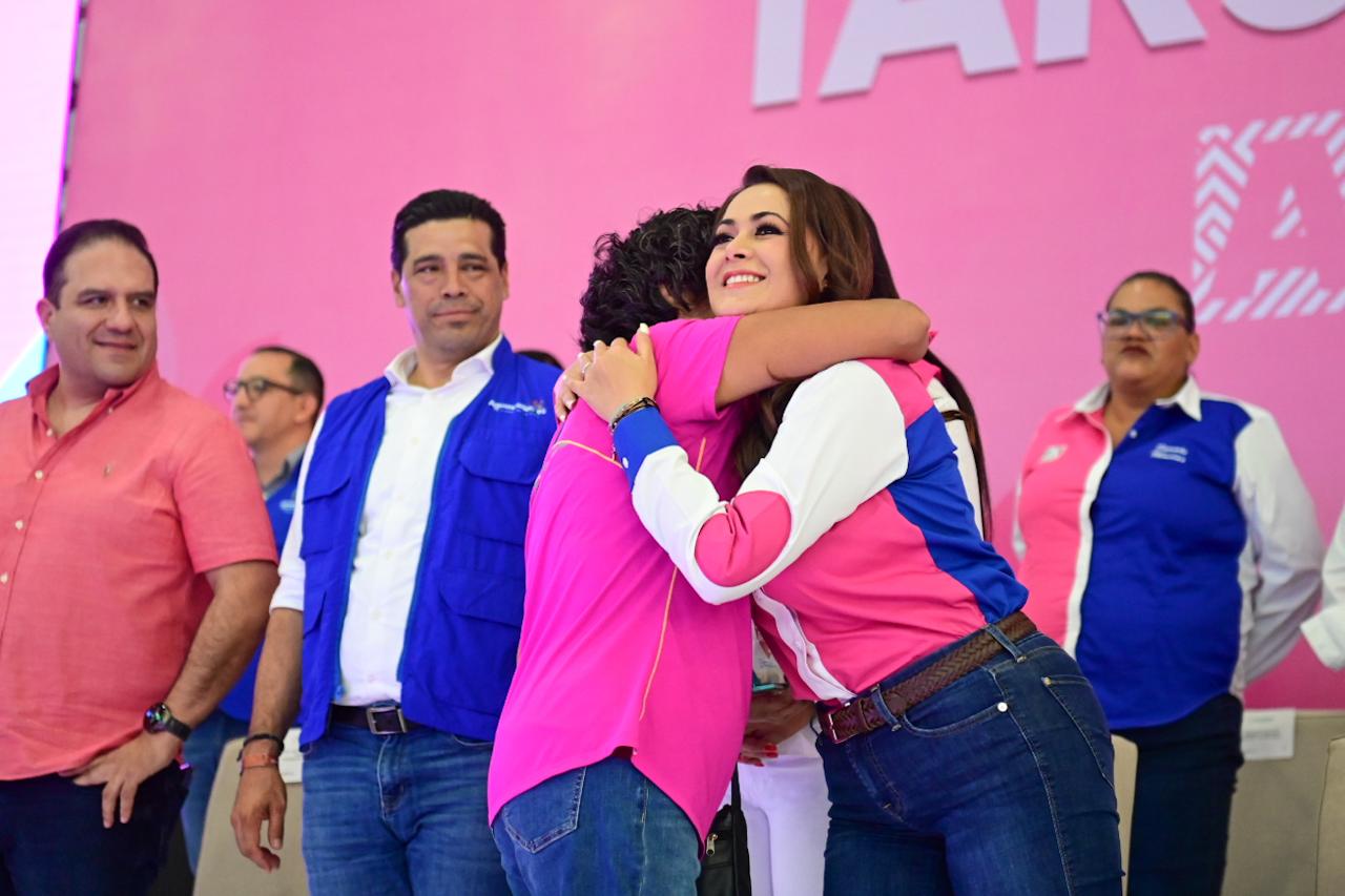 Entregan Tarjetas Rosas con apoyos económicos y capacitaciones a mujeres
