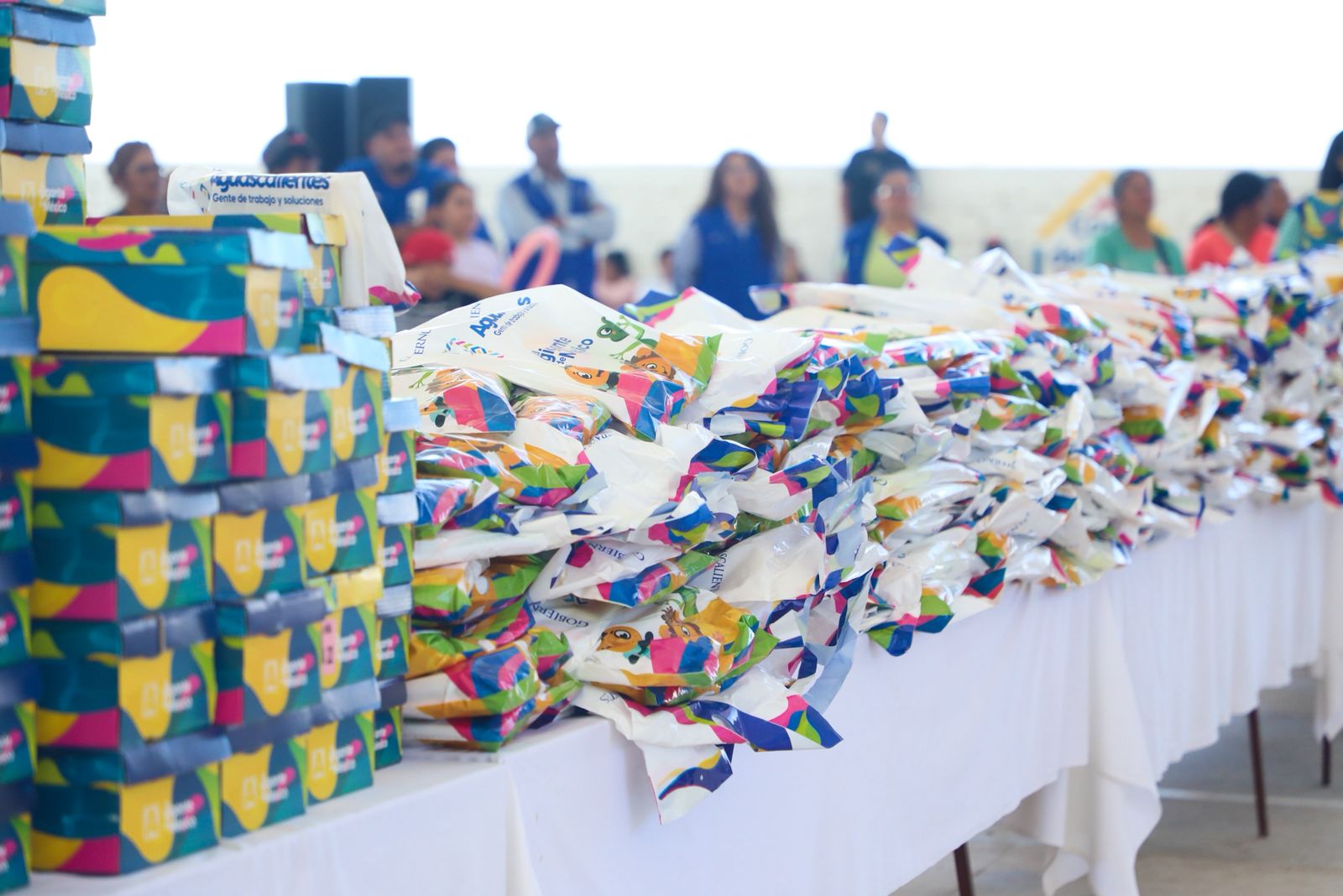 Entregan útiles escolares en San Pancho y San José de Gracia