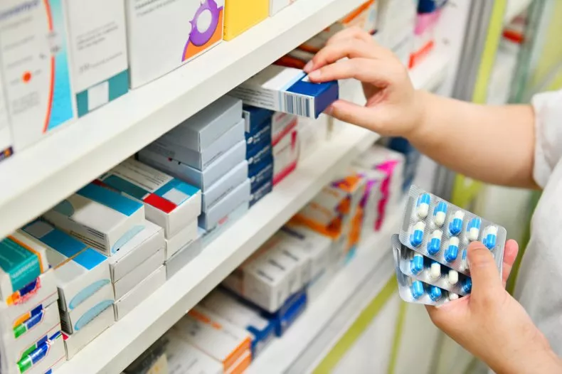 ¿Pueden los analgésicos comunes hacer que los antibióticos pierdan eficacia? Un estudio lo revela