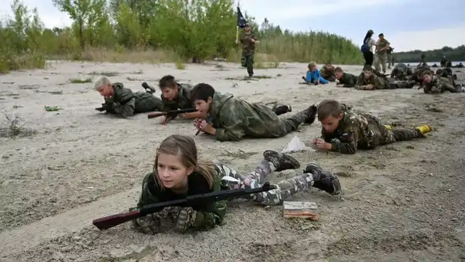 ‘Lanzamos granadas y tiros falsos’: niños rusos asisten a campamentos militares bajo supervisión de veteranos que lucharon en Ucrania