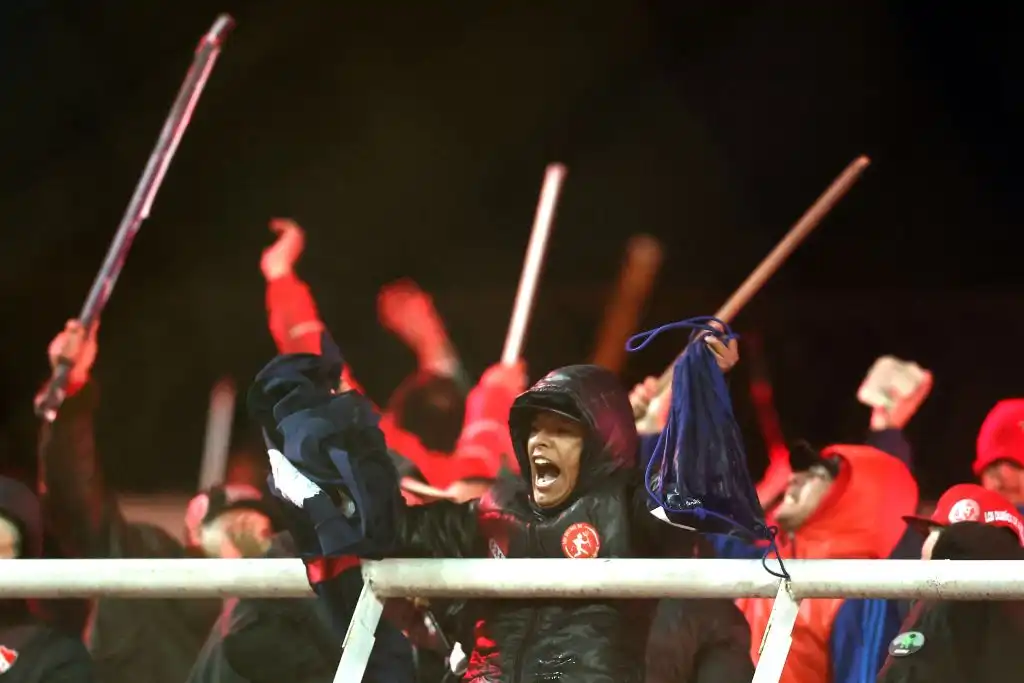 &#8216;No hay muertos, de milagro&#8217;: enfrentamientos entre aficionados dejan más de 100 detenidos y 19 heridos en la Copa Sudamericana