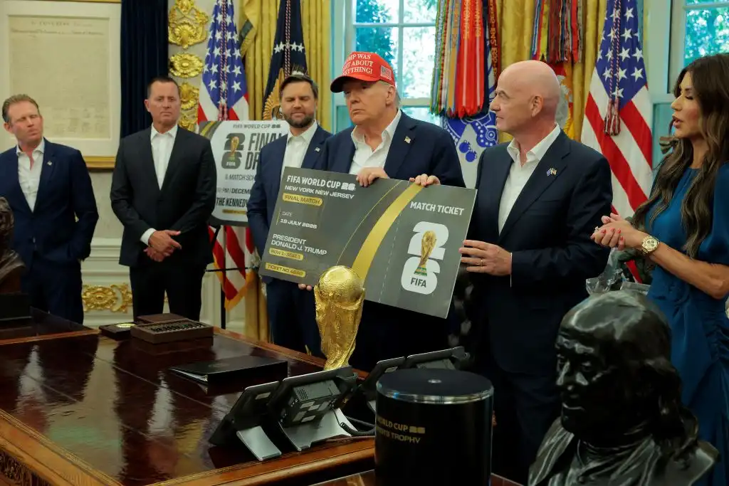 Trump anuncia sorteo del Mundial 2026 y se luce con el trofeo
