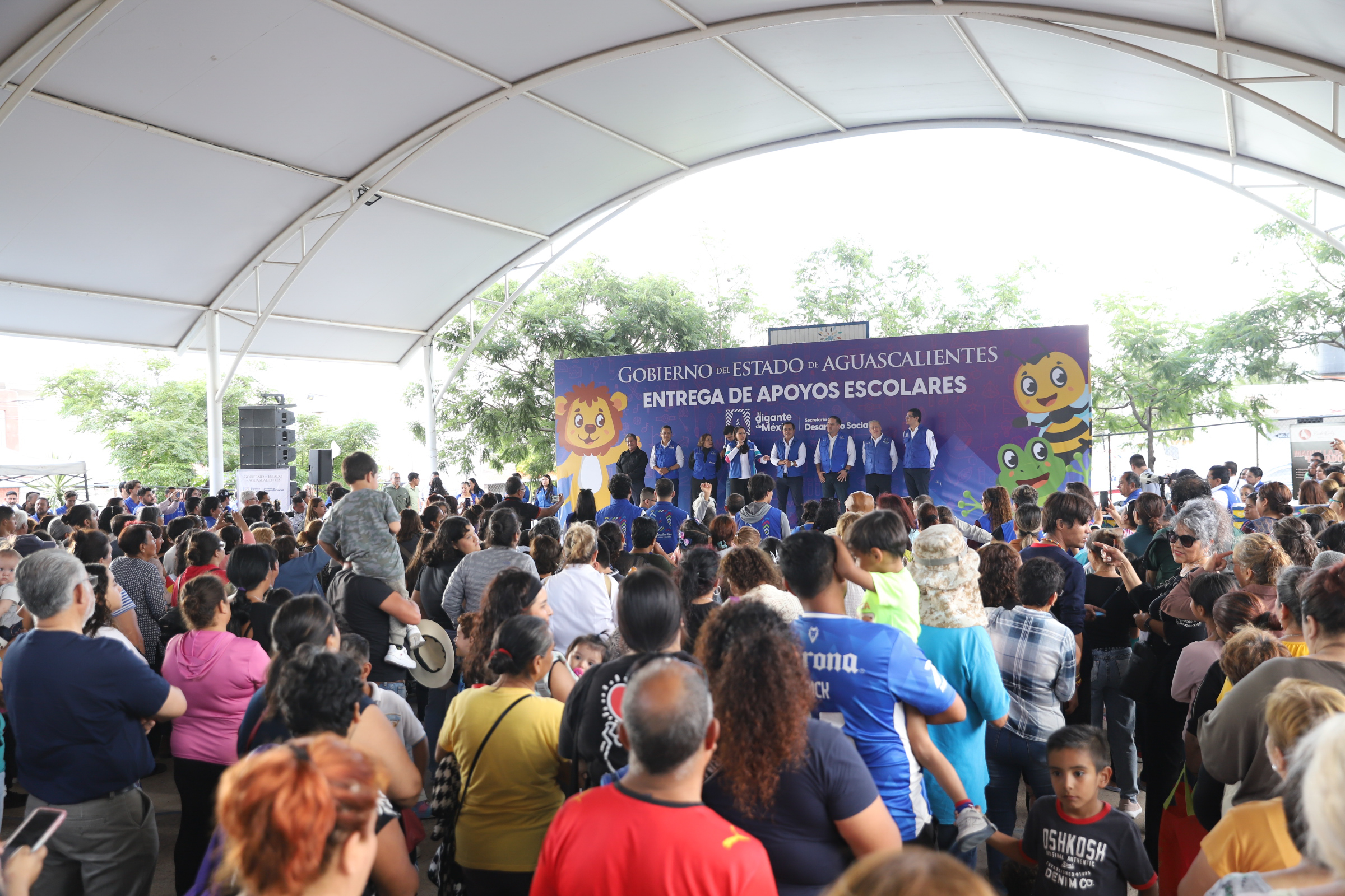 Entregan útiles, zapatos y mochilas en el fraccionamiento Morelos I