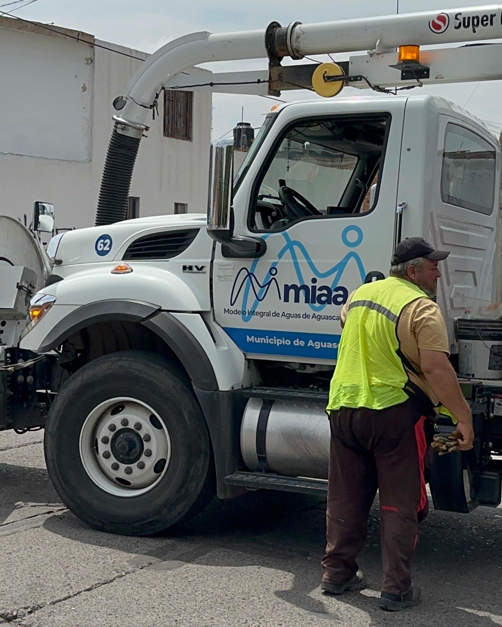 MIAA atiende reportes ciudadanos con trabajos de desazolve y reparación de fugas