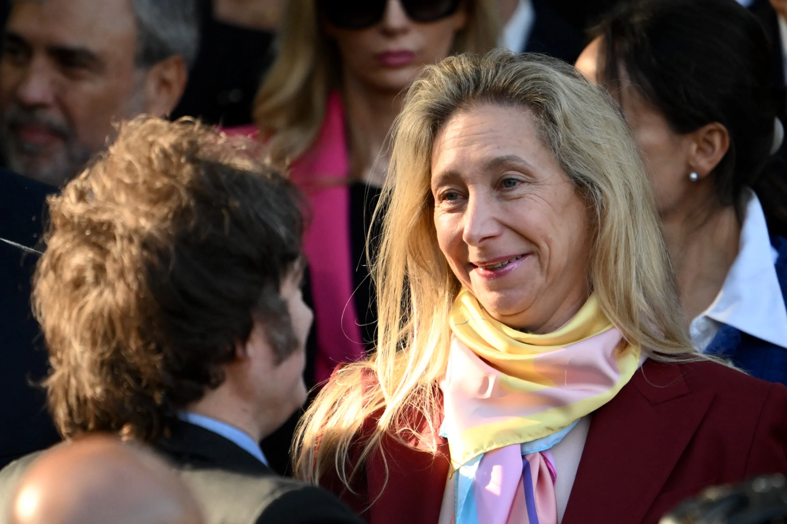 En medio de escándalo de corrupción, Gobierno argentino interviene el mercado para frenar caída del peso
