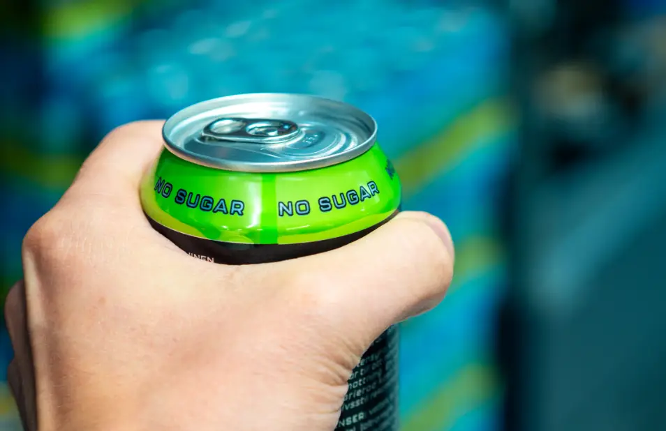Comercios que vendan bebidas energizantes a menores enfrentarán multas de miles de pesos