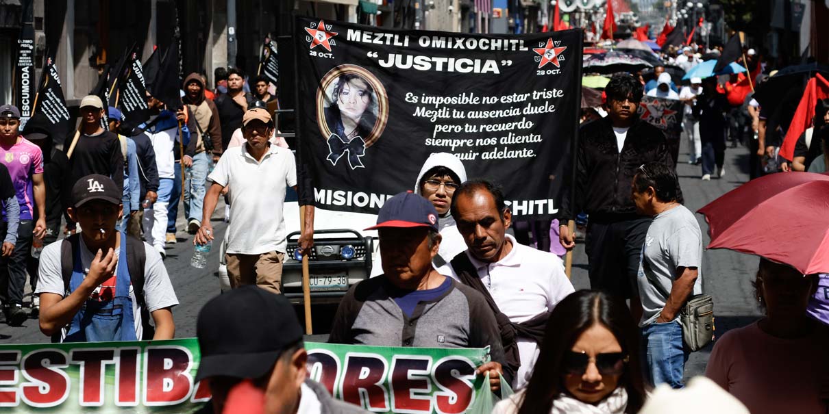 Cientos de integrantes de la 28 de Octubre marchan en Puebla y aclaran que no quemaron autobús