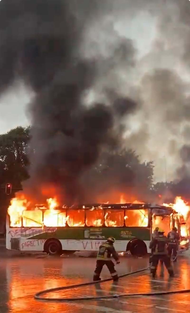 Cientos de integrantes de la 28 de Octubre marchan en Puebla y aclaran que no quemaron autobús