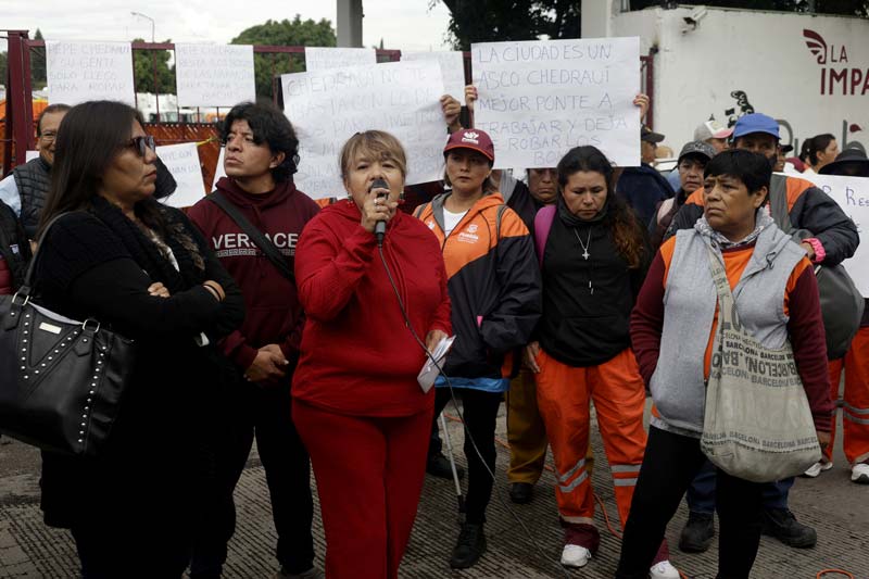 Cierre vial en Puebla por exigencia de bono de trabajadoras del OOSL