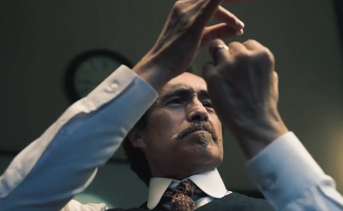 Crímenes, misterio y ciencia: Demián Bichir protagoniza &#8216;El dentista&#8217;, su regreso a proyectos en español