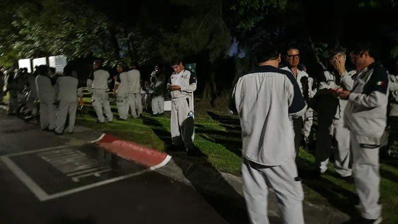 Evacúan a trabajadores tras explosión en planta Volkswagen Puebla