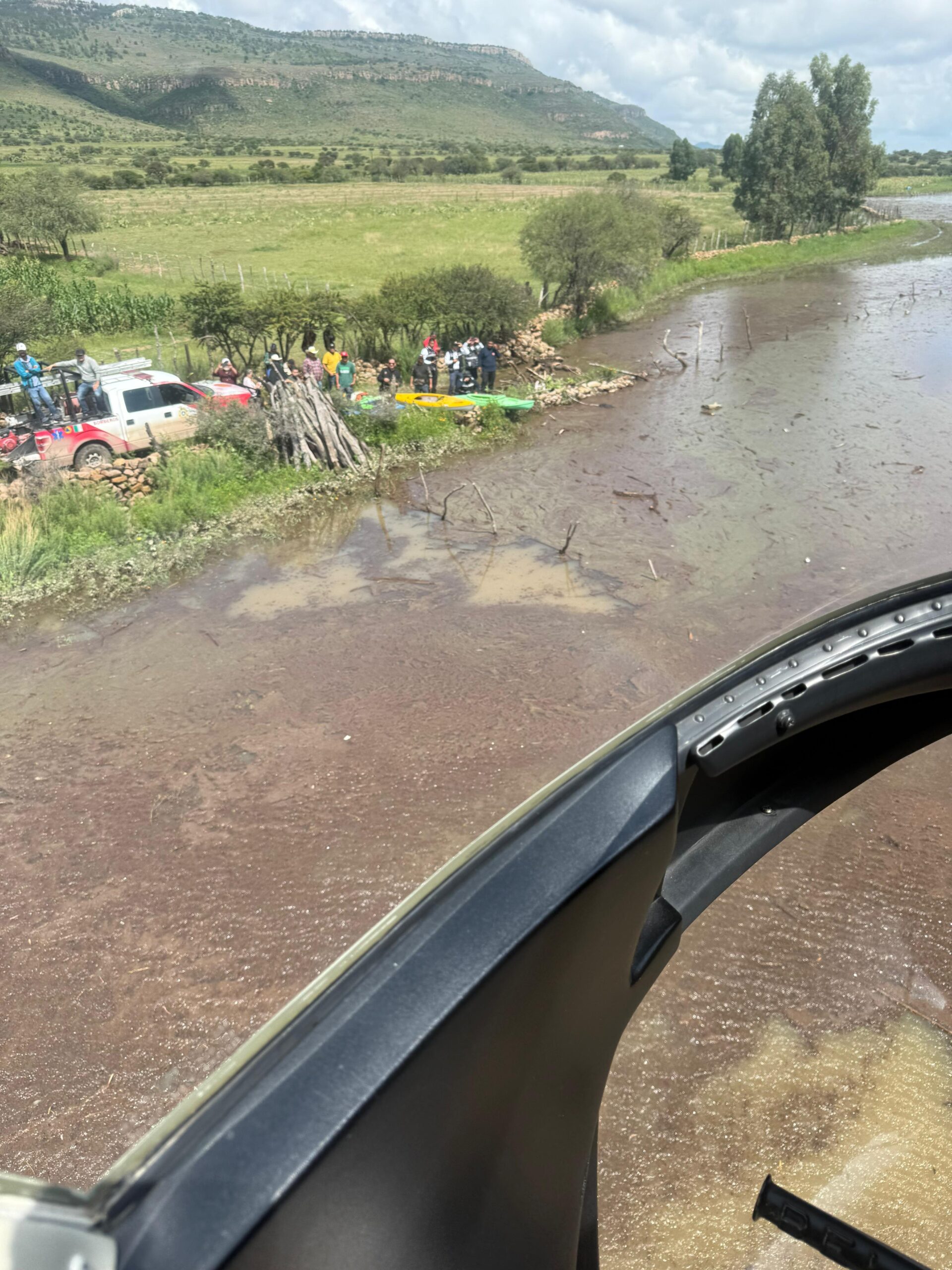 El río estaba crecido y aun así intentaron cruzar: autoridades piden no arriesgar la vida