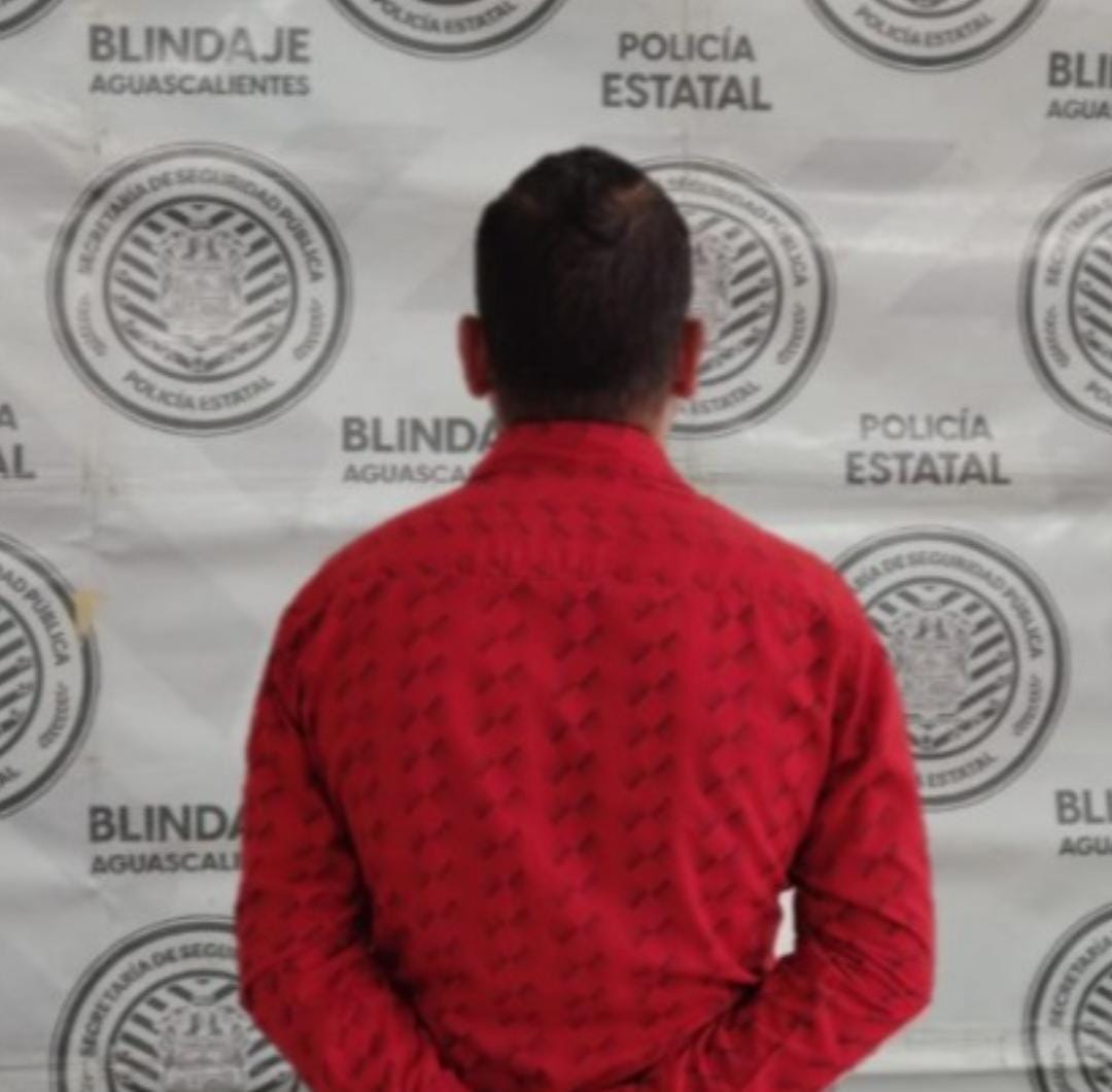 Por videograbar menores en una escuela, es detenido por la policía