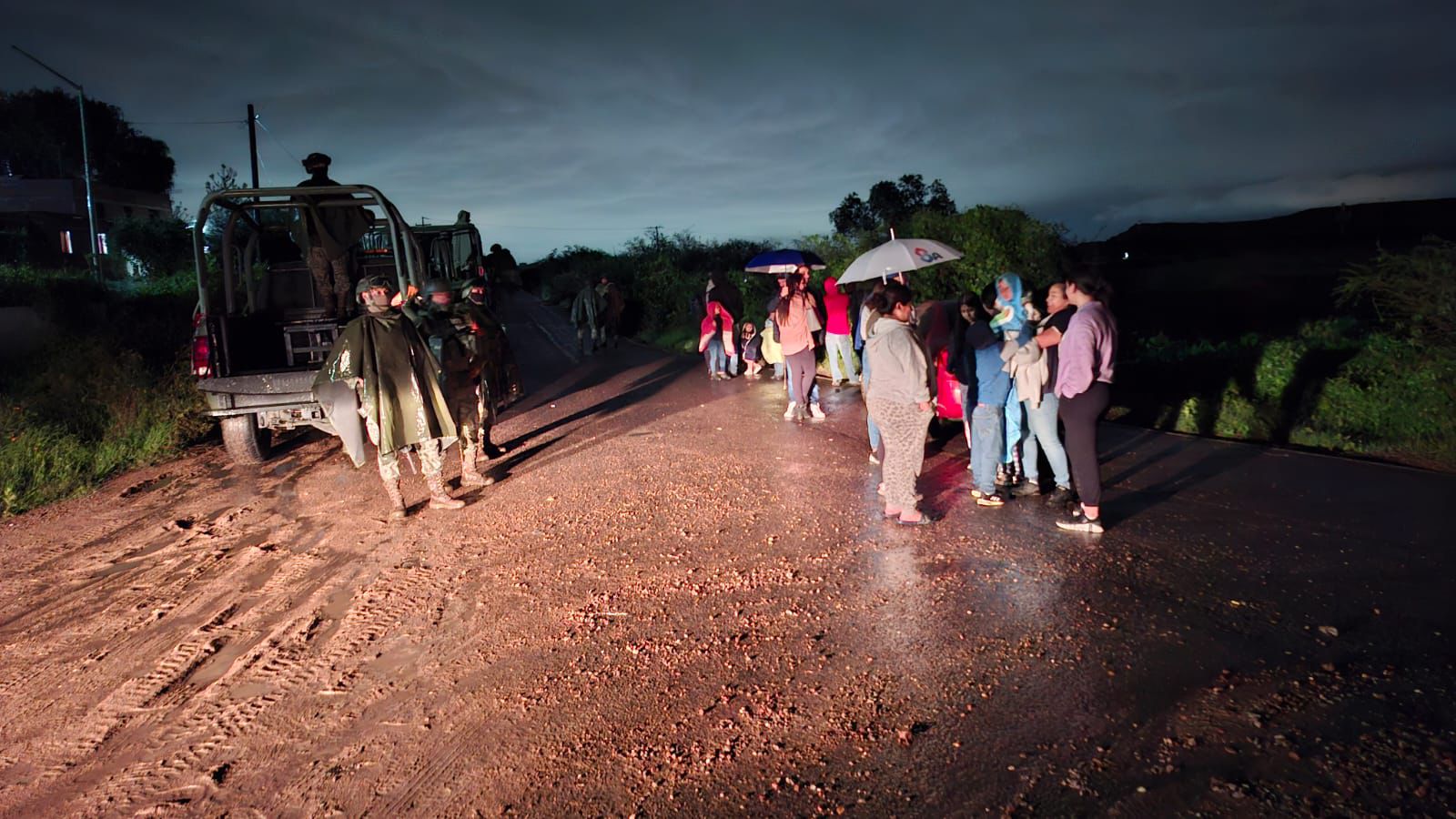 Lluvias dejan varadas a 40 personas en la presa Garabitos; interviene Protección Civil y SEDENA