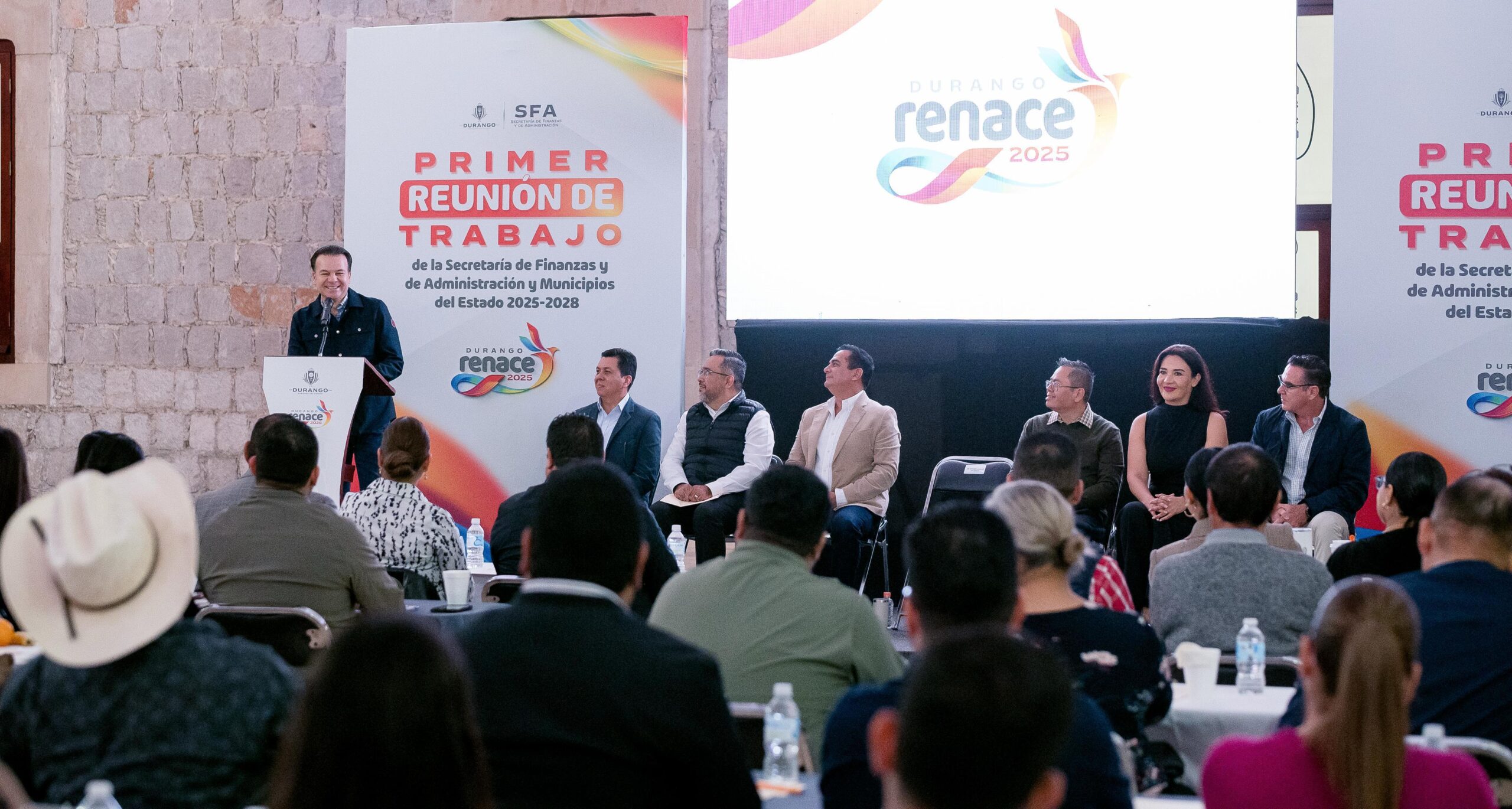 “Vamos a hacer historia”: se reúne gobernador con los 39 alcaldes de Durango