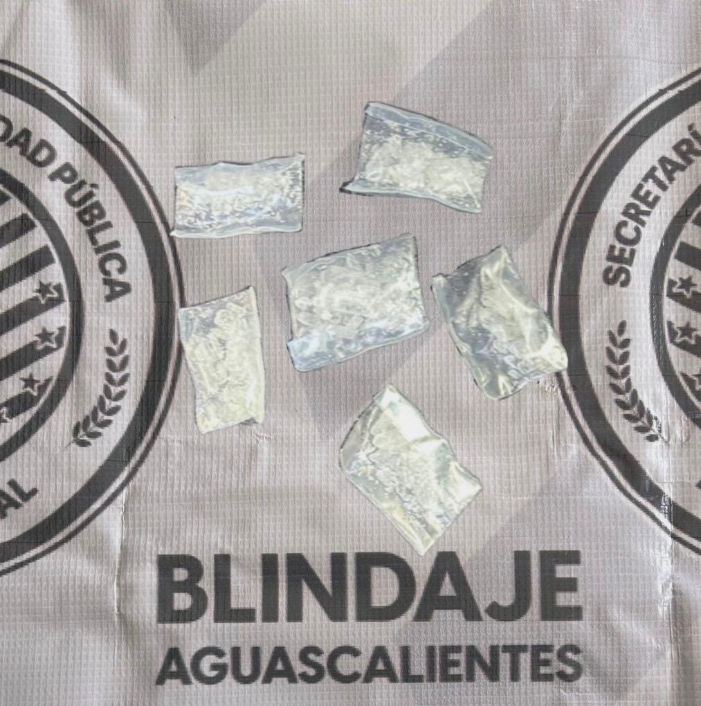 Lo presentan ante el MP por llevar envoltorios de presunto cristal