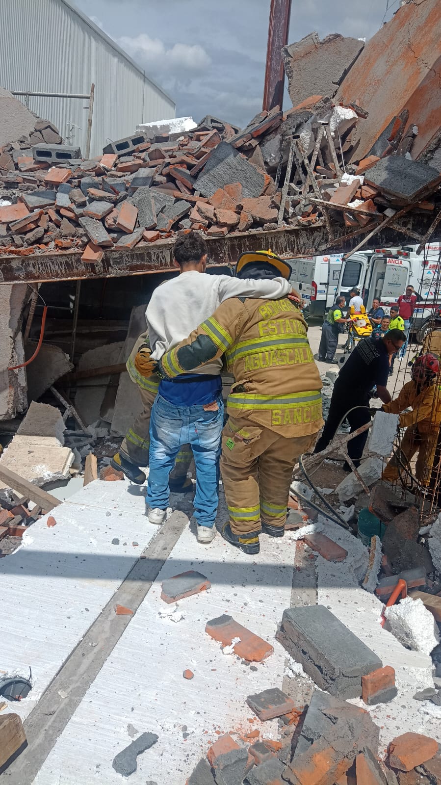 Reportan dos personas atrapadas tras colapso de una construcción