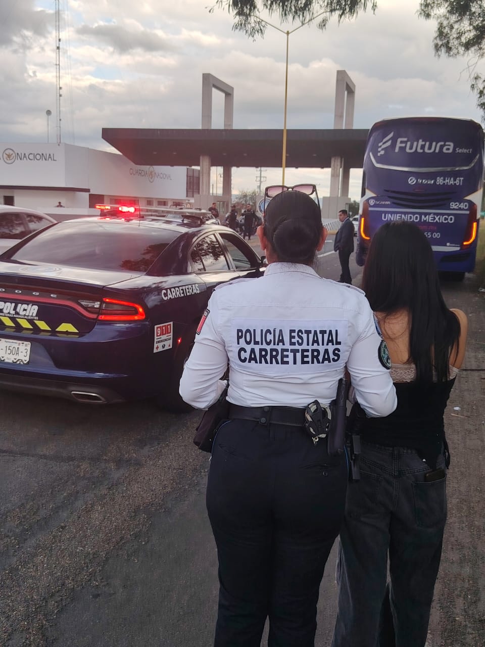 Policía estatal auxilia a mujer con reporte de desaparición