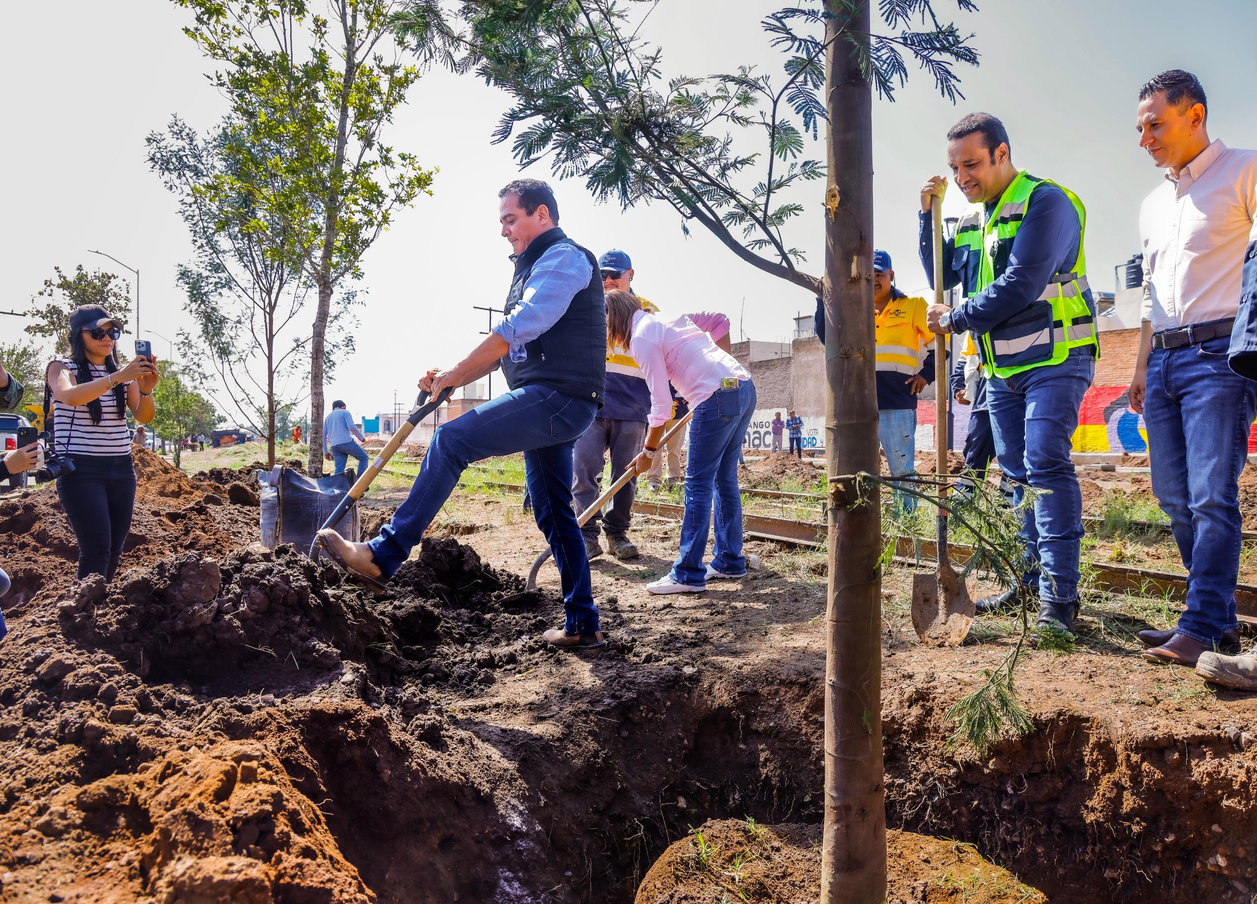 Estrenan nuevos árboles en el Parque Lineal de Durango capital