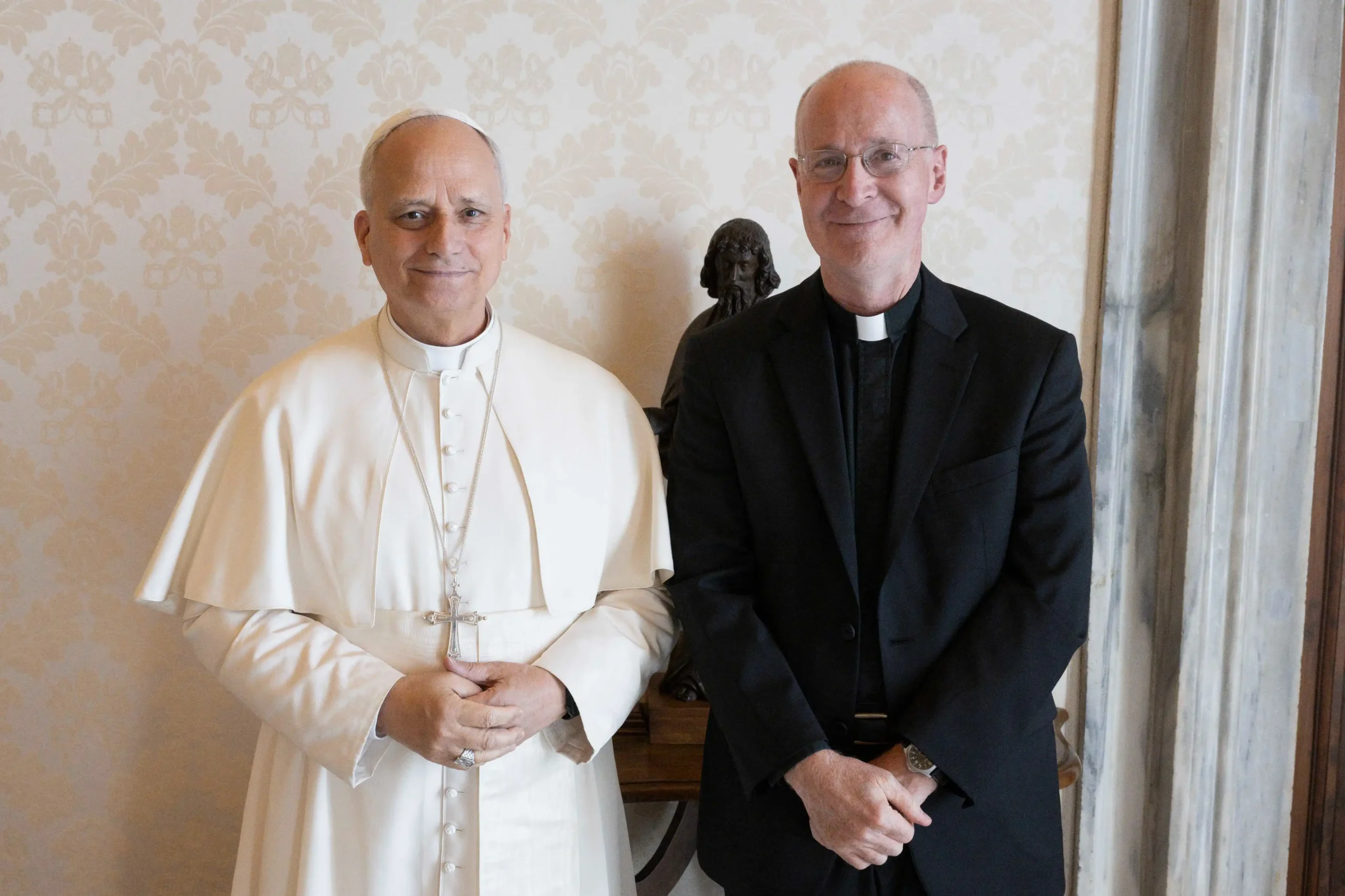 &#8216;El papa León XIV espera continuar la apertura de Francisco hacia las personas LGBTQ+&#8217;: James Martin