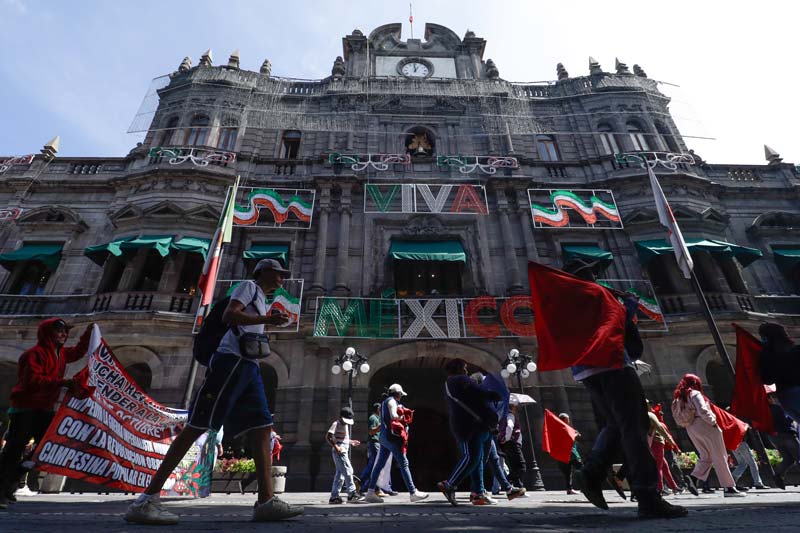 Cientos de integrantes de la 28 de Octubre marchan en Puebla y aclaran que no quemaron autobús