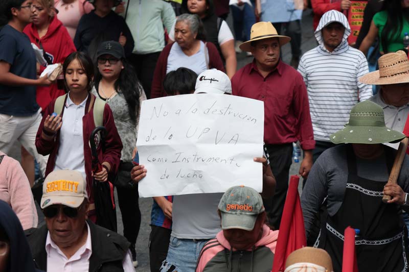 Cientos de integrantes de la 28 de Octubre marchan en Puebla y aclaran que no quemaron autobús