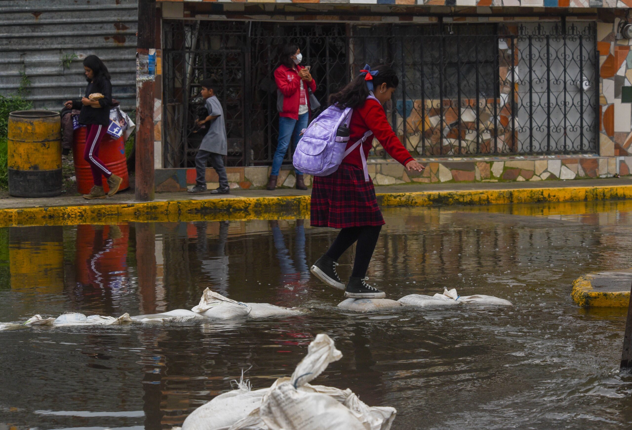 Alianza bajo la lluvia