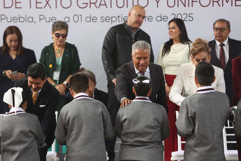 Regreso a clases: Puebla comienza reparto de uniformes y zapatos escolares