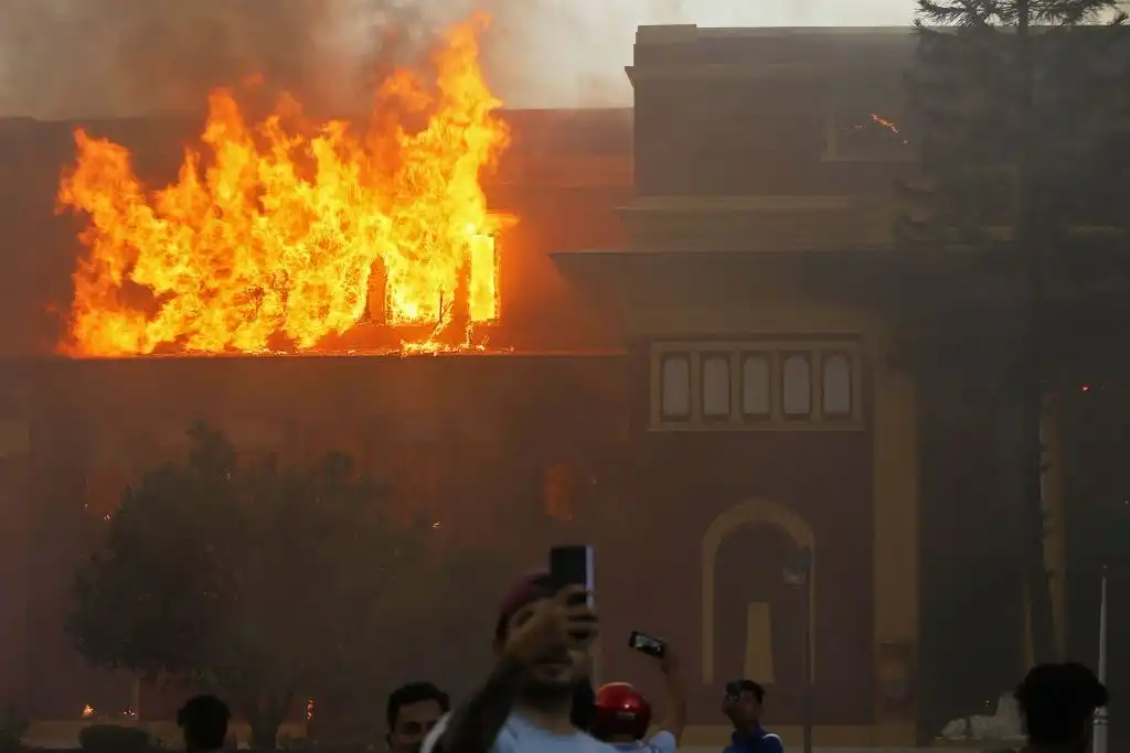 Protestas en Nepal dejan 19 muertos e incendian el Parlamento pese a la dimisión del primer ministro