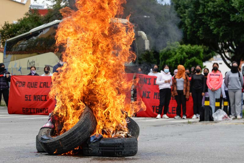Normalistas de Teteles exigen diálogo y paralizan circulación en el 5 de Mayo